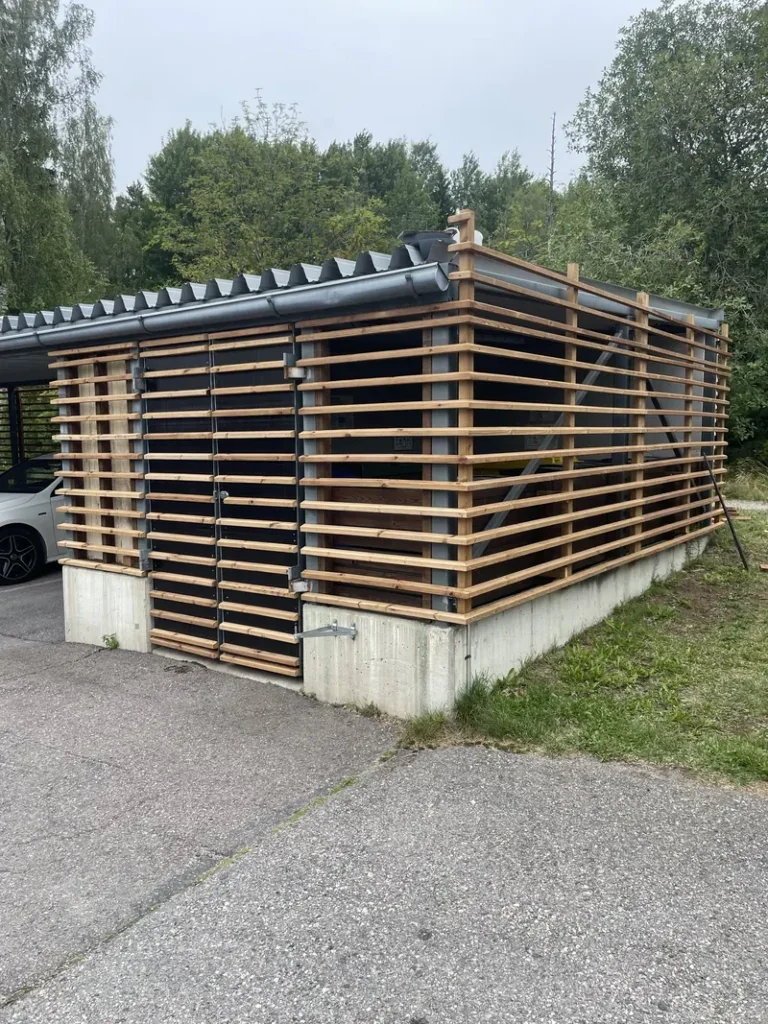 Piharakennus ja rimoitettu katos